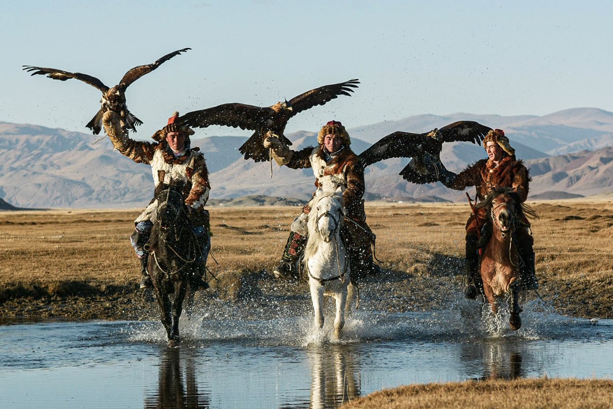 Jinetes cazadores con águilas