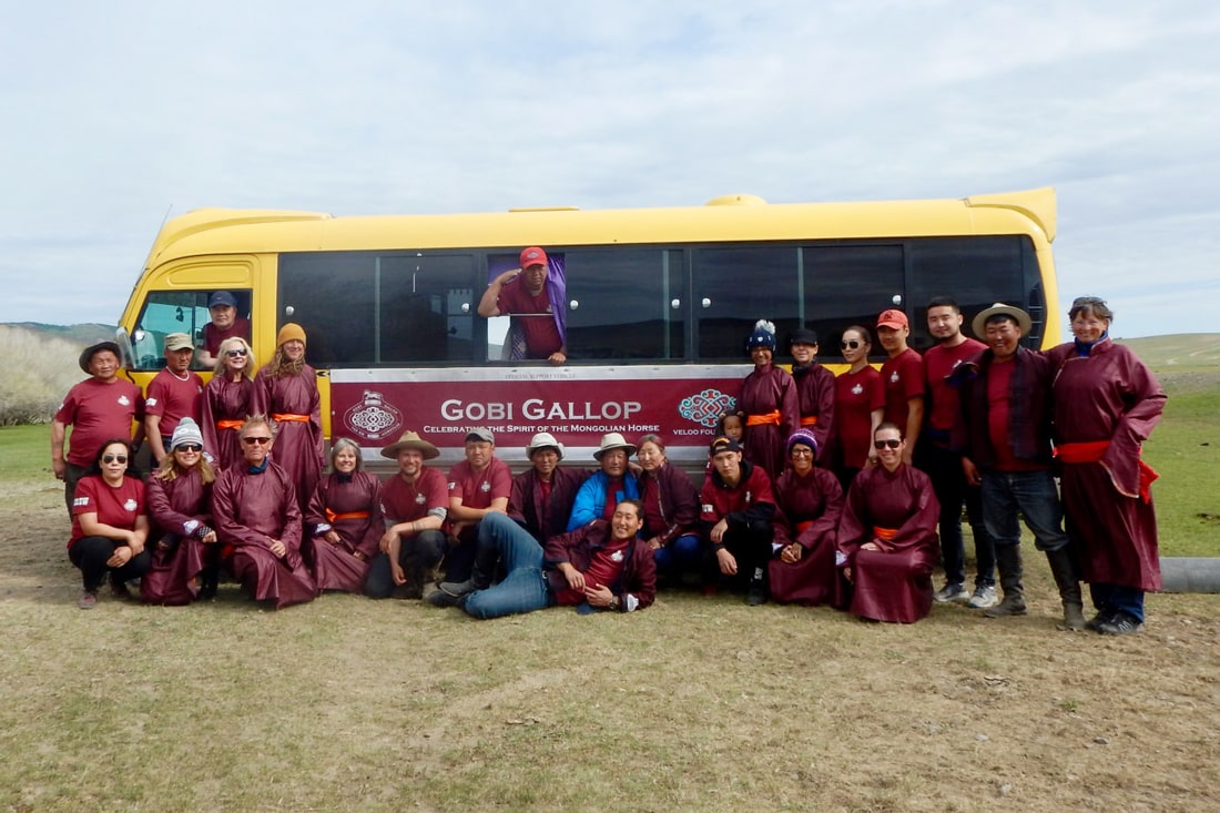 Equipo del Gobi Gallop con el autobús de apoyo