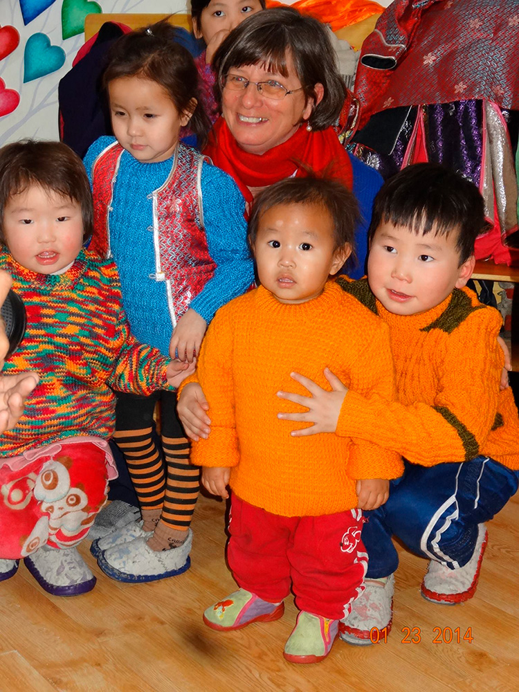 Julie Veloo avec les enfants dans le jardin d'enfants