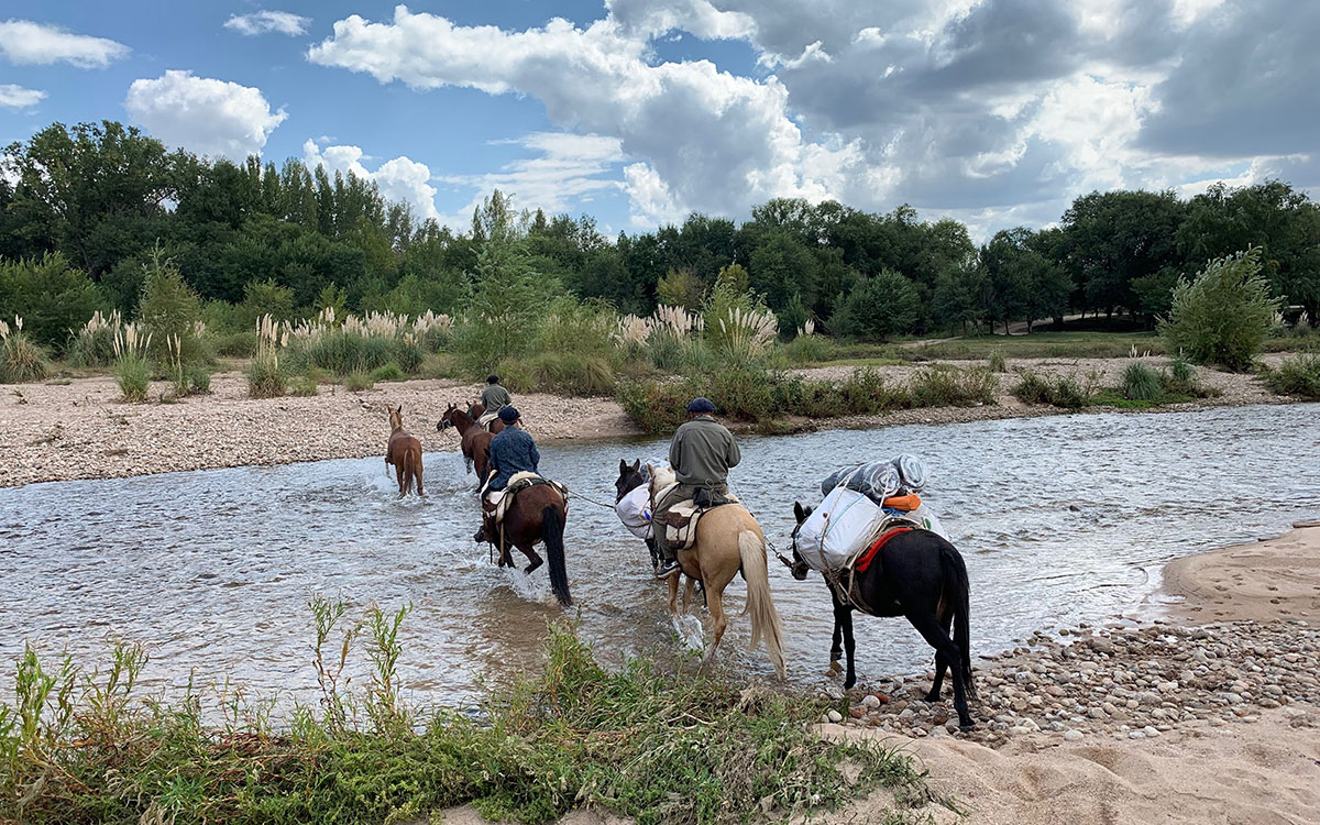 Traversée de la rivière à cheval