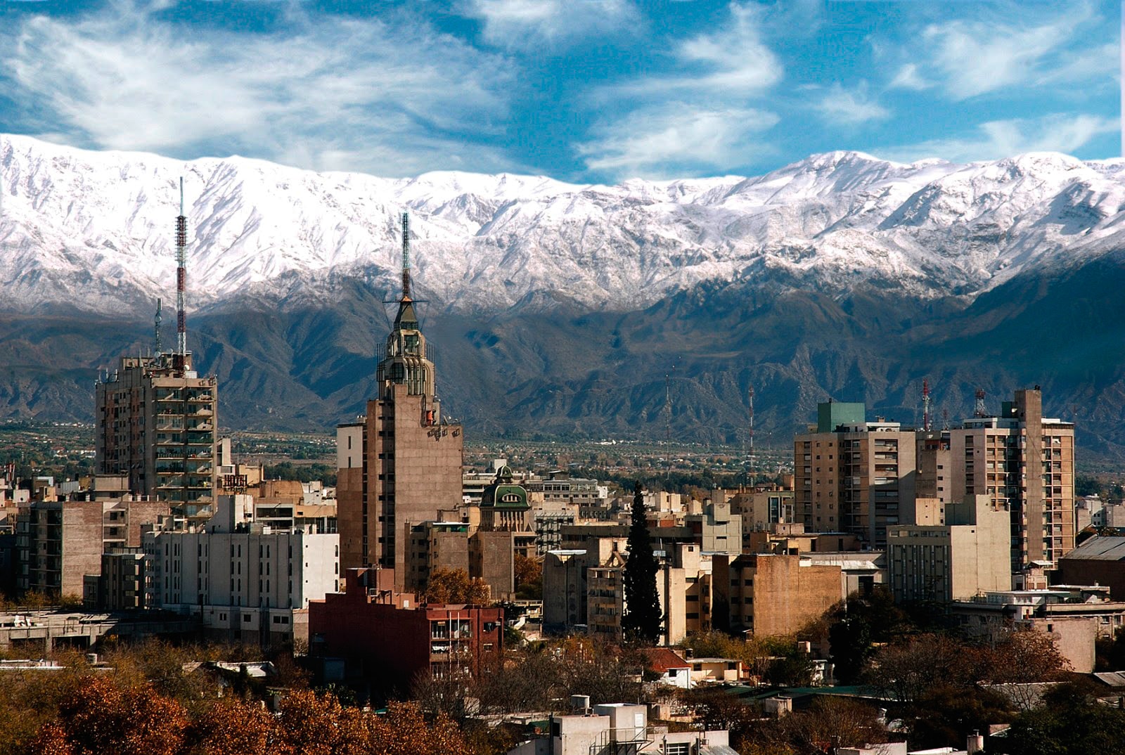 Die Stadt Mendoza in Argentinien mit den Anden im Hintergrund