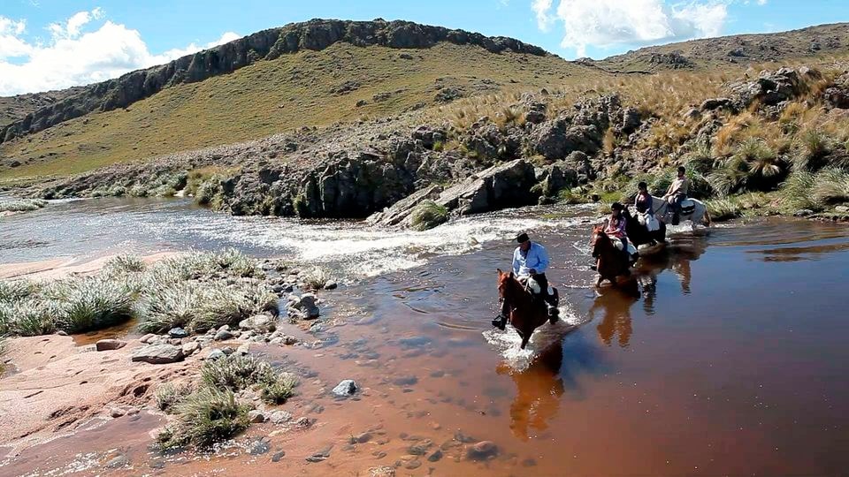 Überqueren Sie einen Fluss zu Pferd, Córdoba - Argentinien