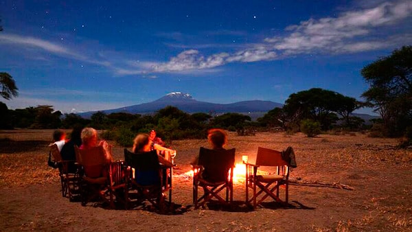 Feu de camp surplombant le Kilimandjaro, Tanzanie