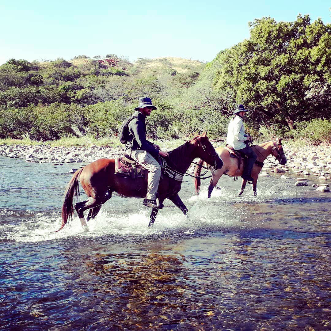 Atravesando el río