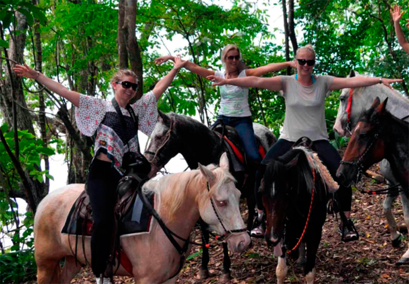 Grupo de mujeres a caballo en Costa Rica