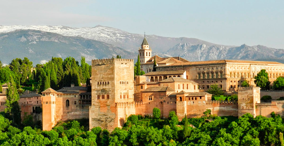 La Alhambra con vistas de Sierra Nevada