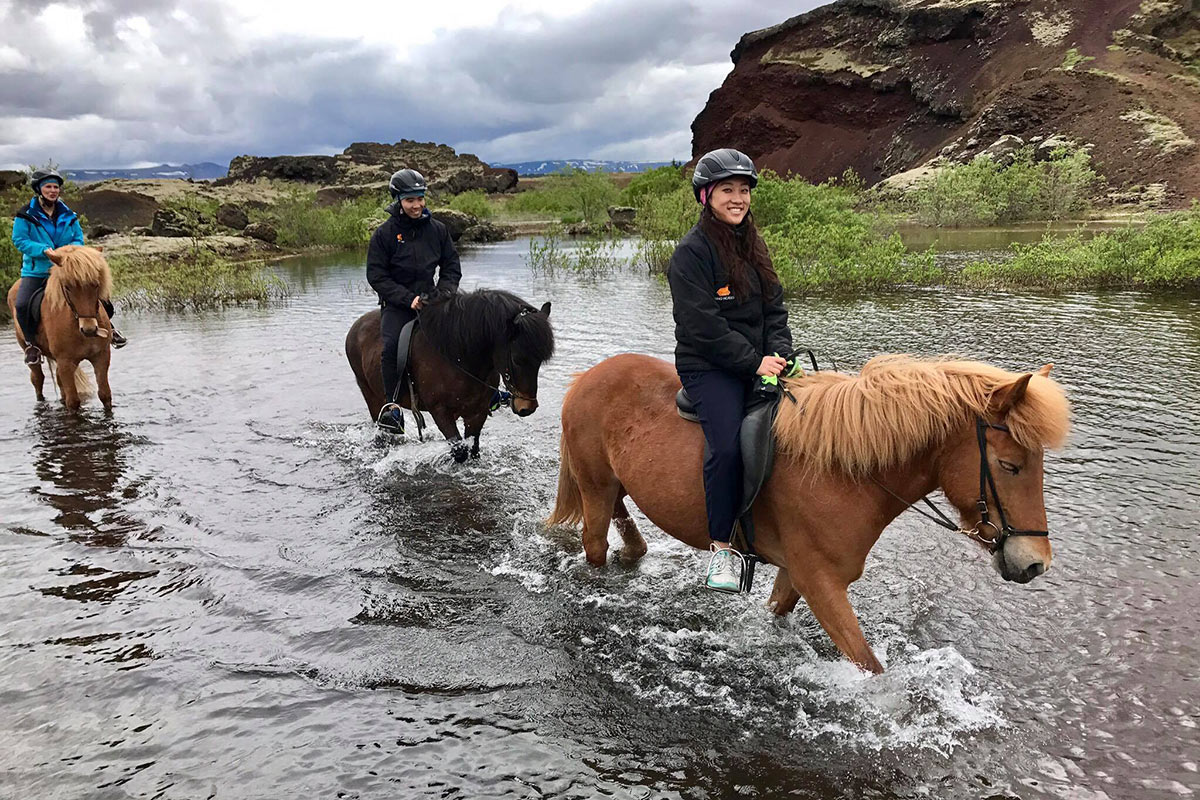 Traversée de la rivière à cheval