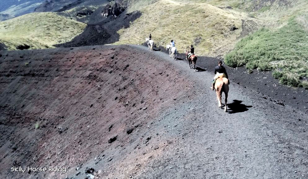 Ruta a caballo por el Etna