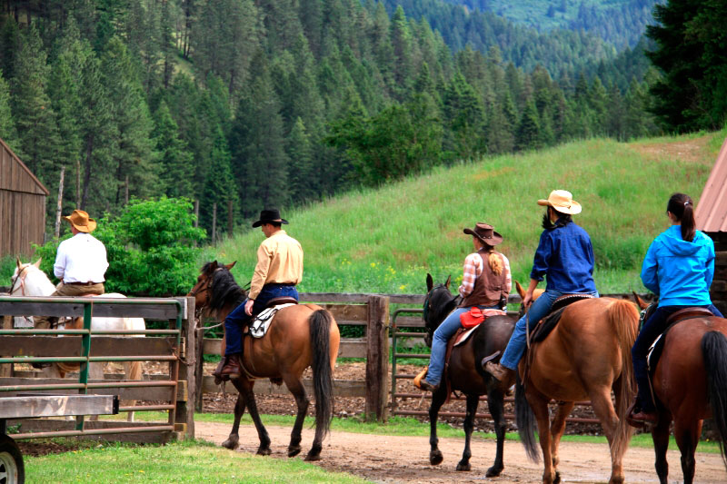 Scenic riding - Red Horse Ranch