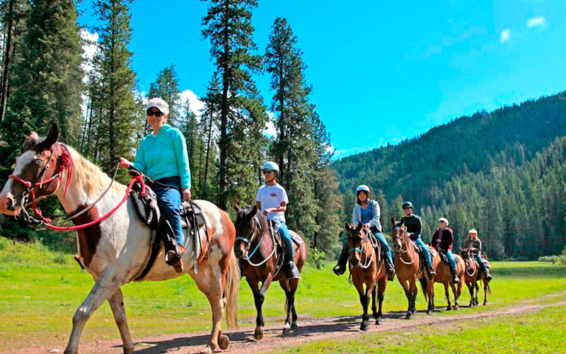 Paseos a caballo el lunes Red Horse Mountain Ranch
