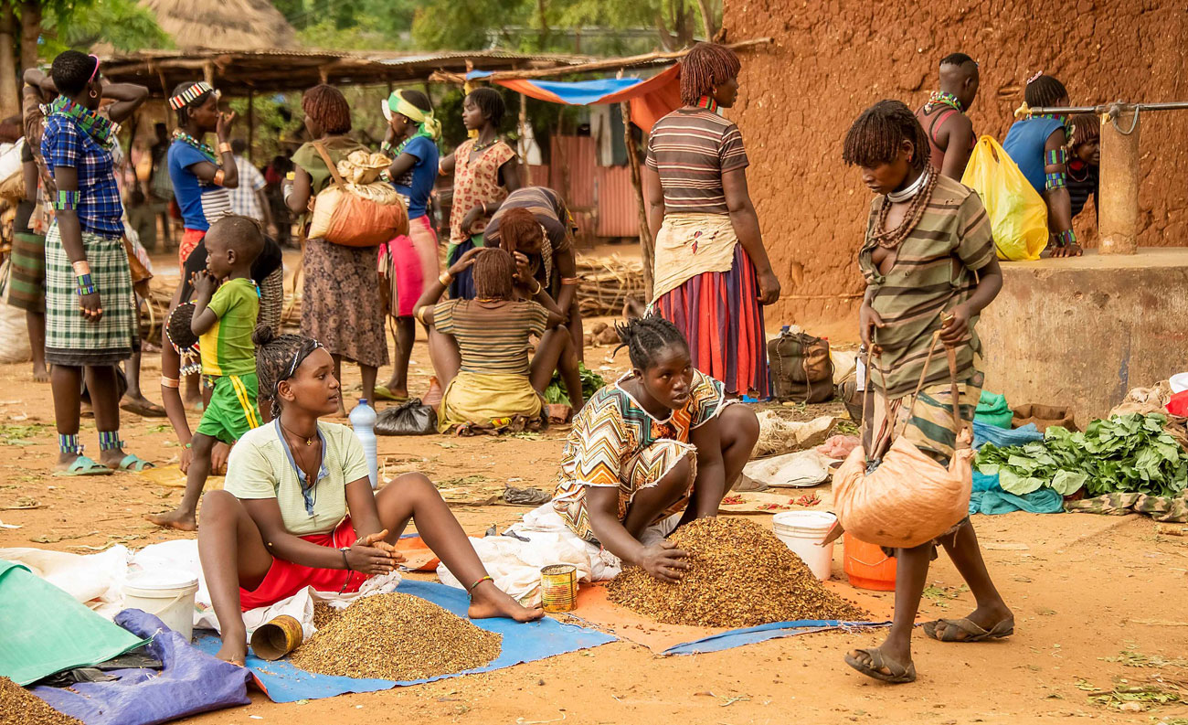 Women selling coffee in the market