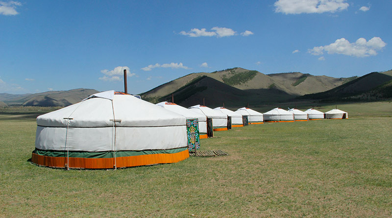 Camp dans le Gers, tentes mongoles typiques