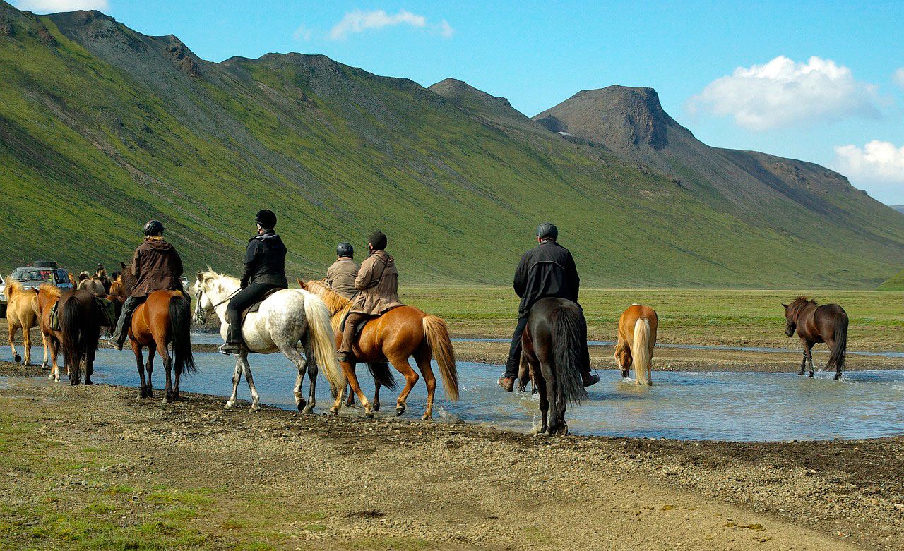 Landschaften in Europa zu Pferd zu reisen