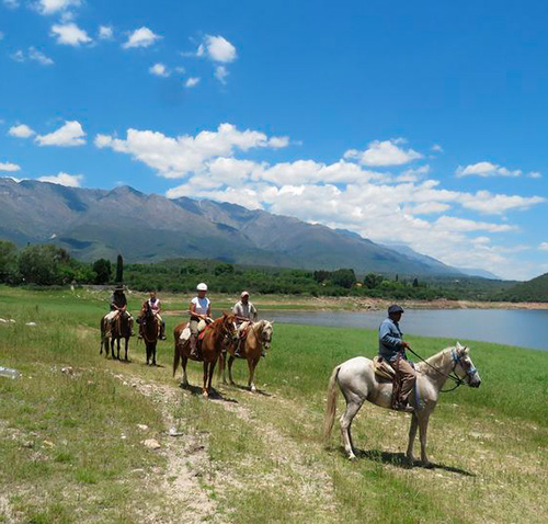 Reiten durch des Staudamms von La Viña