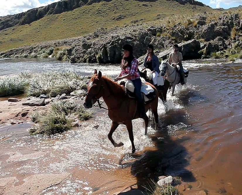 Cavaliers traversant la rivière