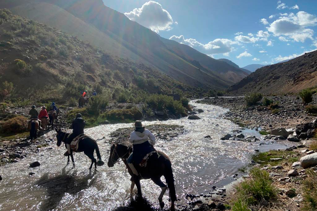 Überqueren von Flüssen während der Überquerung der Anden